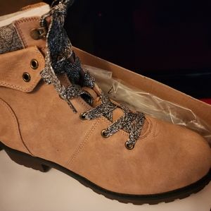 Womens size  11 boot natural color